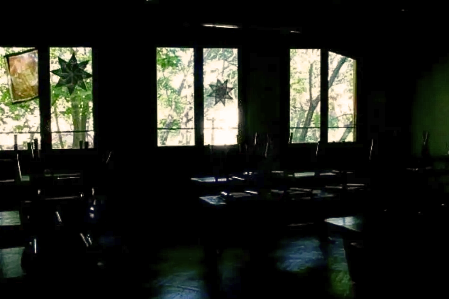 Interior de un aula, la ventana con luz exterior.