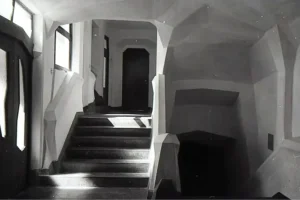 Escaleras de acceso a sector aulas y salón de actos.