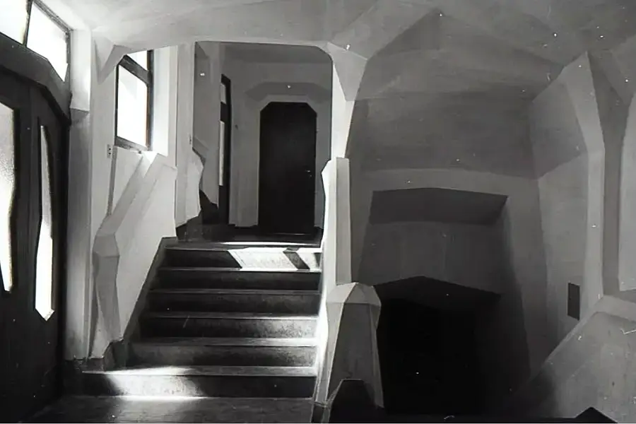 Escaleras de acceso a sector aulas y salón de actos.
