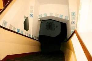 Escalera que desciende hacia el salón de actos.