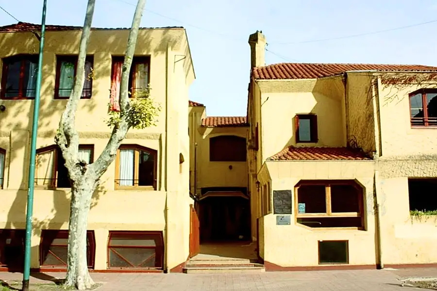 El frente del colegio.