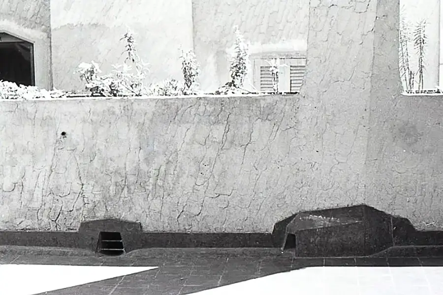Canteros en el patio de recreo.