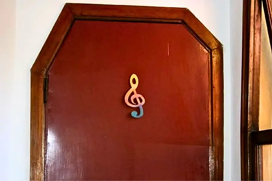 Puerta sin ángulos rectos.