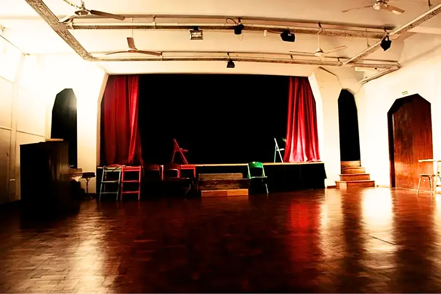 Salón de actos y escenario.