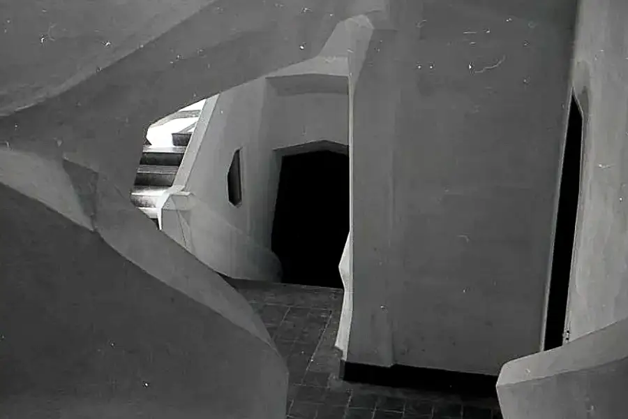 Vista del hall desde una pequeña escalera.