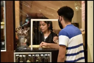 Escena de una pandemia: atendiendo en un local.