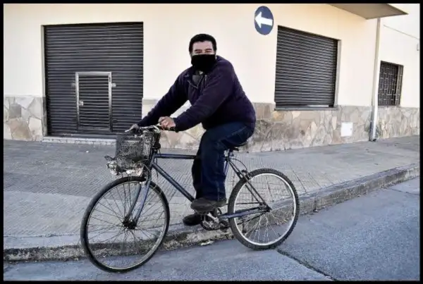 En bicicleta, con barbijo.