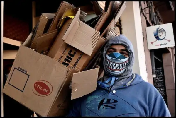 Una persona con barbijo con dientes pintados. Pandemia en Salta.
