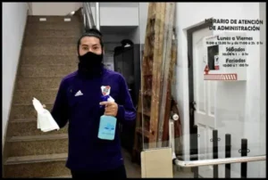 Persona con uniforme y barbijo. Pandemia en Salta.