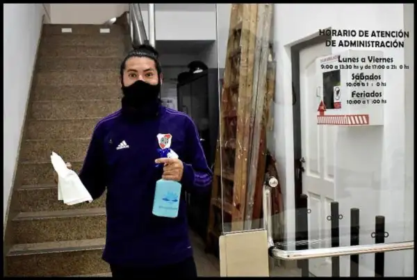 Persona con uniforme y barbijo. Pandemia en Salta.