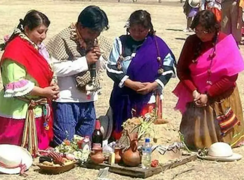 Ceremonia a la Pachamama Ceremonia a la Pachamama en San Antonio de los Cobres, Salta.