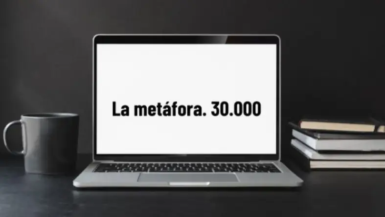 Computadora con el mensaje "La metáfora de los 30000".