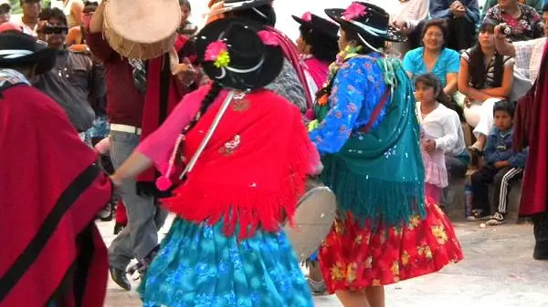 Mujeres en Iruya Mujeres danzando en Iruya, con vestimenta colorida.