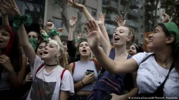 Mujeres marchan Mujeres en una marcha por derechos.