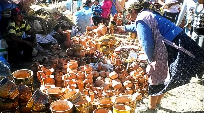 La vida en los pueblos originarios de Argentina: una señora mira vasijas.