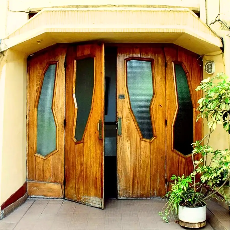 La puerta de ingreso al colegio.