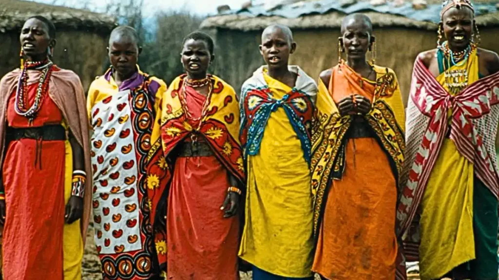 Grupo de mujeres maasai, con vestimenta típica.