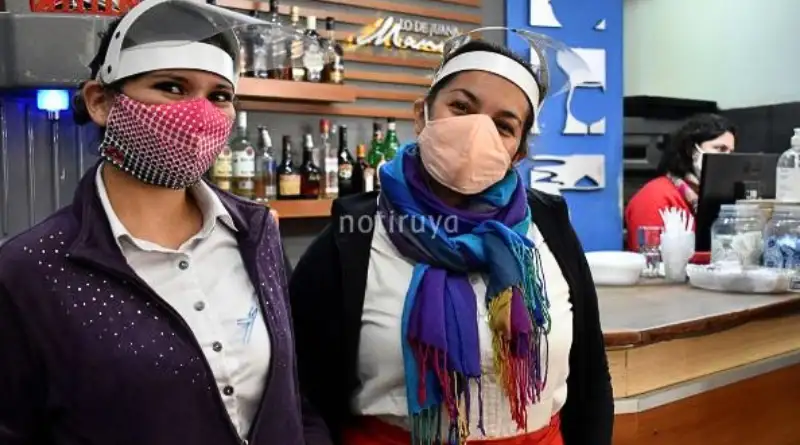 Dos mujeres con barbijo, foto de Isidoro Zang.